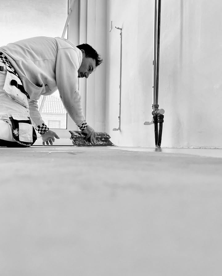 Schilder Enzo bezig met plaatsing stone Art stuc schilderwerken